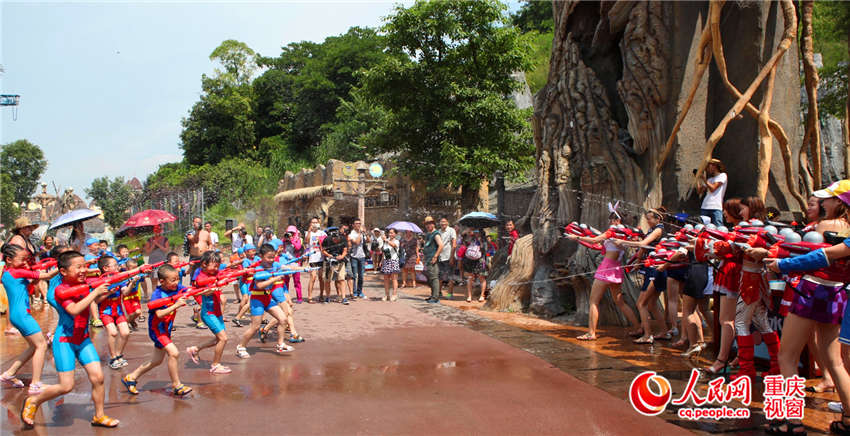 Parque aquático atrai multid?o devido ao forte calor constante