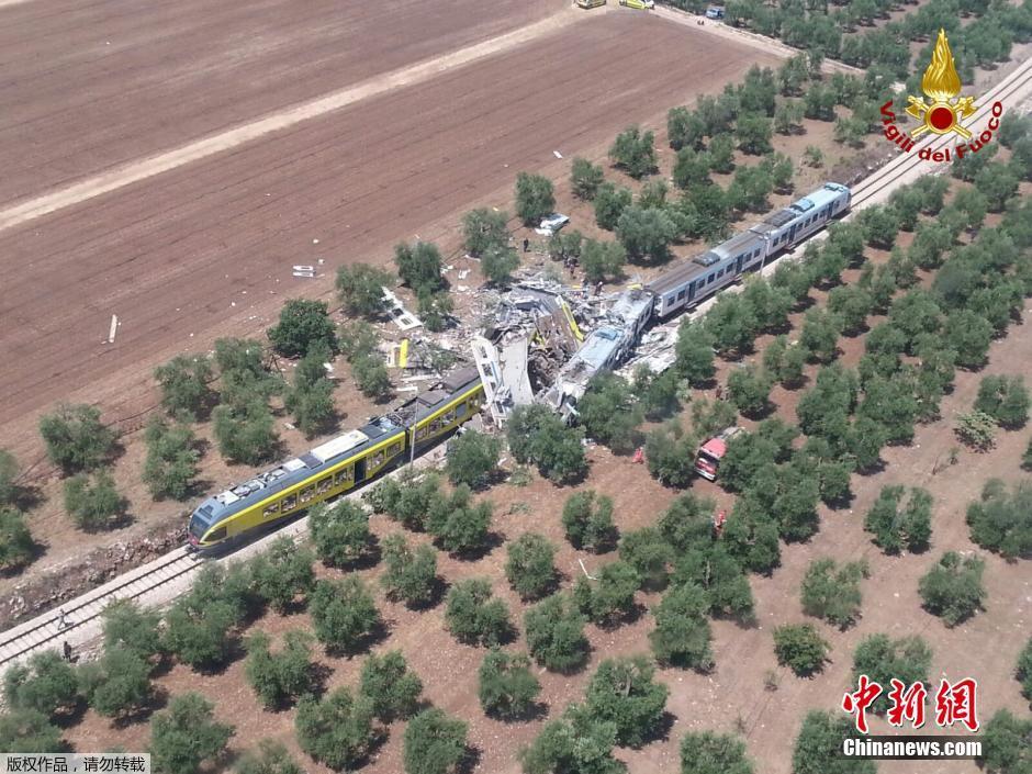 Colis?o entre dois trens deixa dezenas de mortos e feridos em Itália