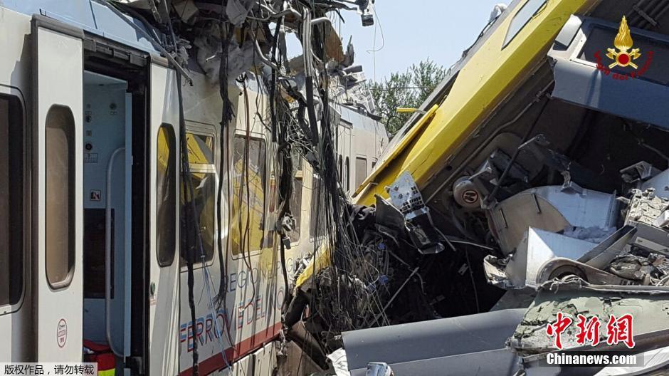 Colis?o entre dois trens deixa dezenas de mortos e feridos em Itália