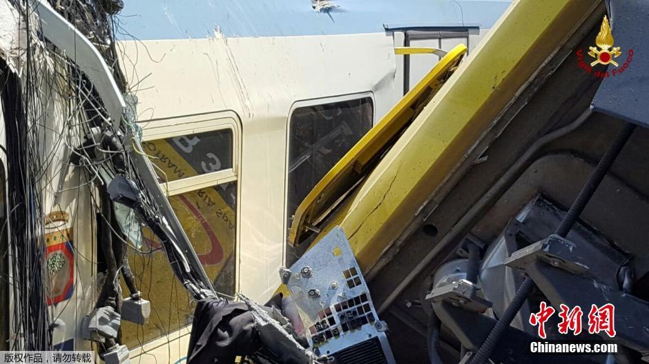 Colis?o entre dois trens deixa dezenas de mortos e feridos em Itália