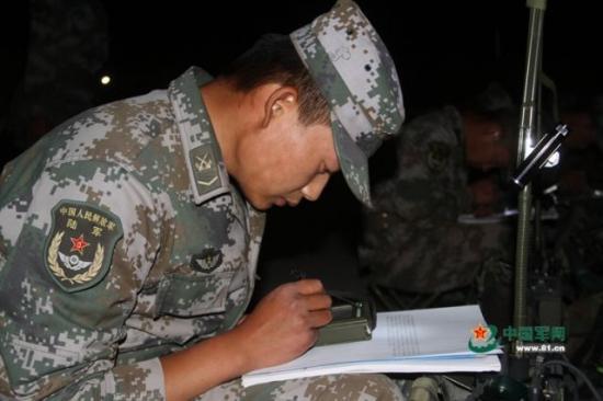 Exército chinês realiza treino entre teatros