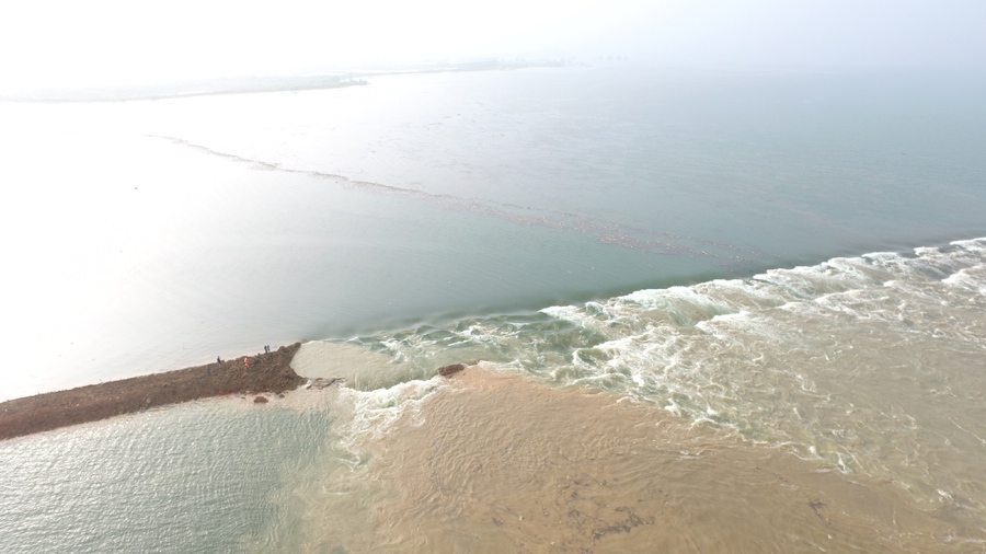 Polícia armada explode dique para dispersar tromba de água