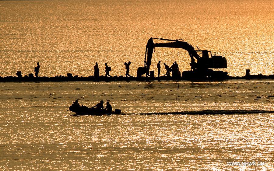 Polícia armada explode dique para dispersar tromba de água