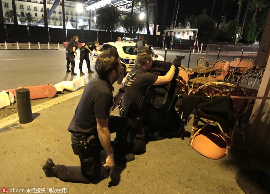 Caminh?o investe contra multid?o em Nice deixando 78 mortos