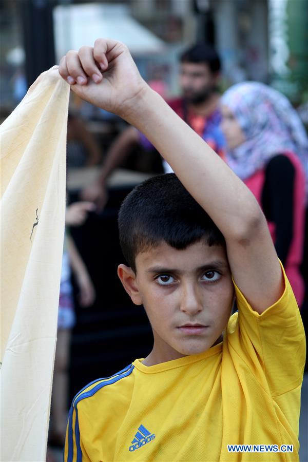 Refugiados protestam por melhores condi??es de vida na Grécia