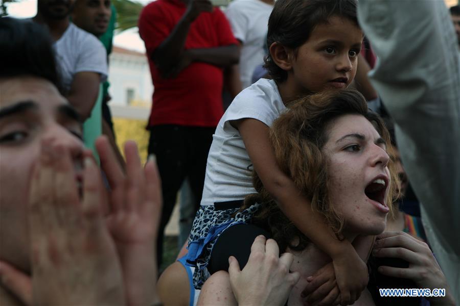 Refugiados protestam por melhores condi??es de vida na Grécia