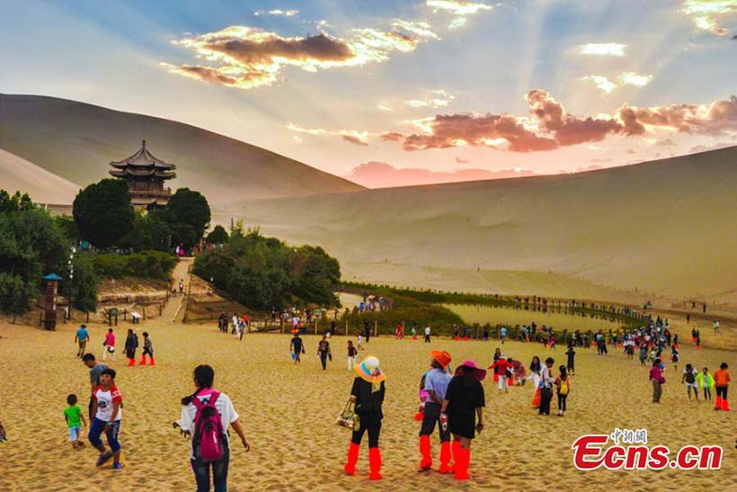 Turistas visitam Montanha Mingsha no noroeste da China