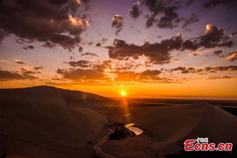 Turistas visitam Montanha Mingsha no noroeste da China