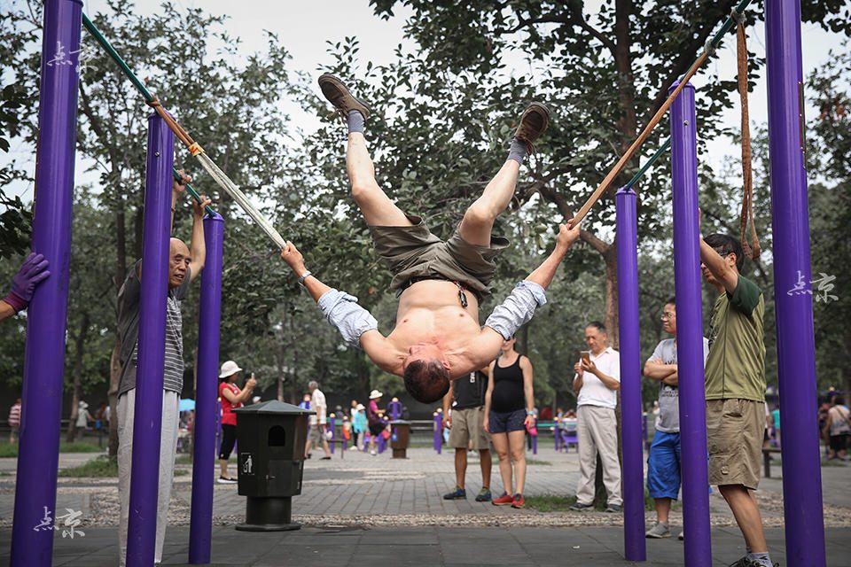 “Vov?s” chineses demonstram boa forma física no parque do Templo do Céu