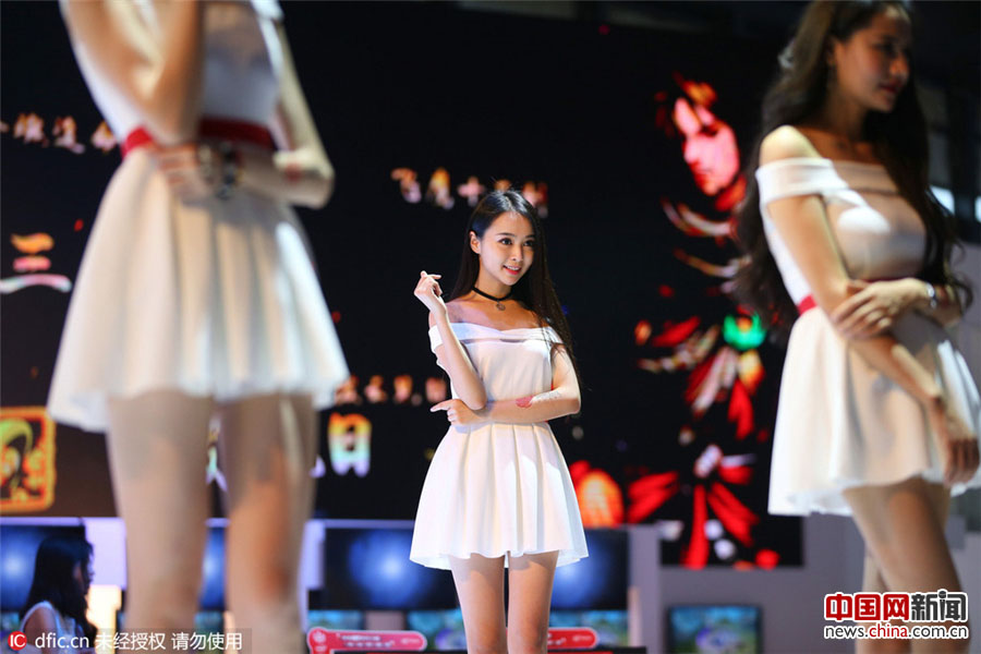 Modelos posam na exposi??o ChinaJoy 2016