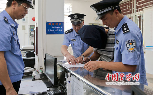 Polícia da parte continental transfere suspeito de roubo e assassinato a Hong Kong