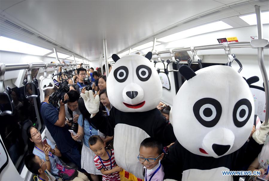 Trem com tema de panda é inaugurado em metr? em Chengdu