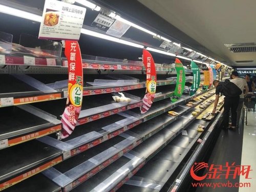 Cidad?os esgotam supermercados de Guangzhou antes da chegada do Tuf?o Nida