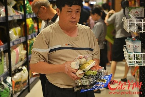 Cidad?os esgotam supermercados de Guangzhou antes da chegada do Tuf?o Nida