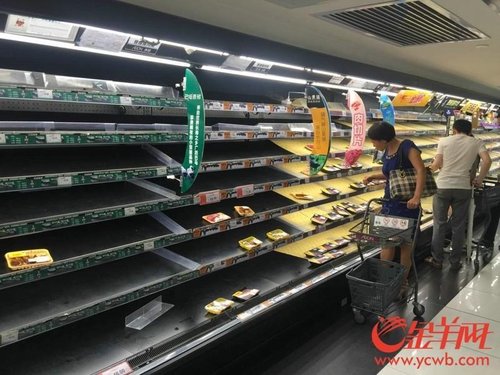 Cidad?os esgotam supermercados de Guangzhou antes da chegada do Tuf?o Nida