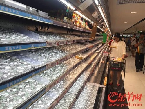 Cidad?os esgotam supermercados de Guangzhou antes da chegada do Tuf?o Nida