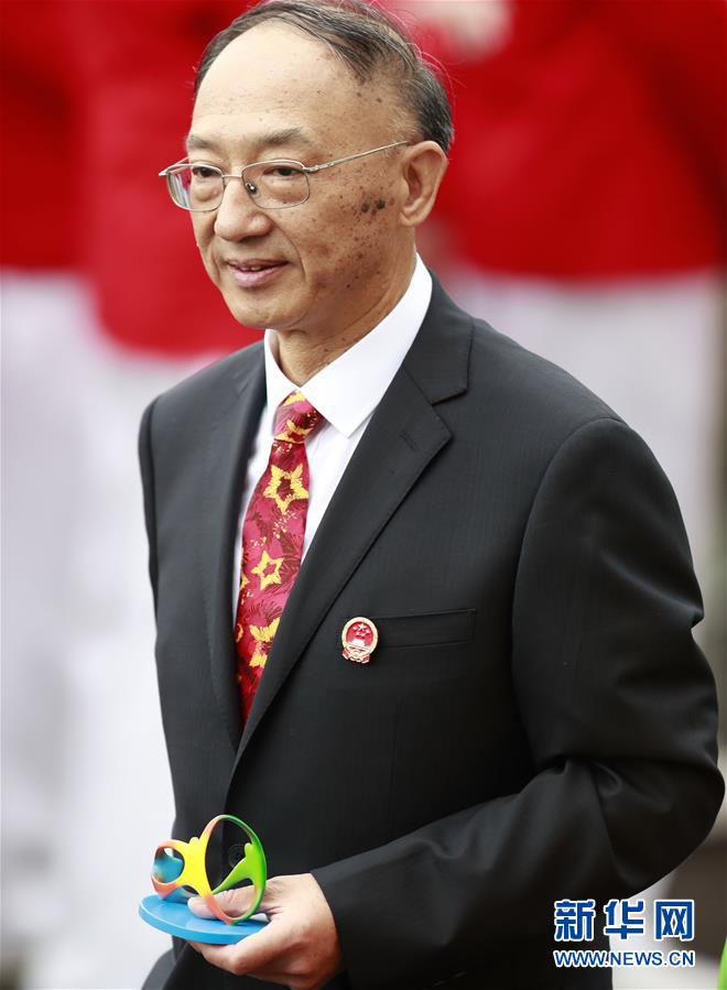 Delega??o chinesa participa de cerim?nia de hasteamento da bandeira na Vila Olímpica