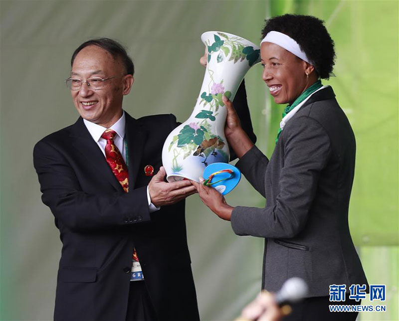 Delega??o chinesa participa de cerim?nia de hasteamento da bandeira na Vila Olímpica