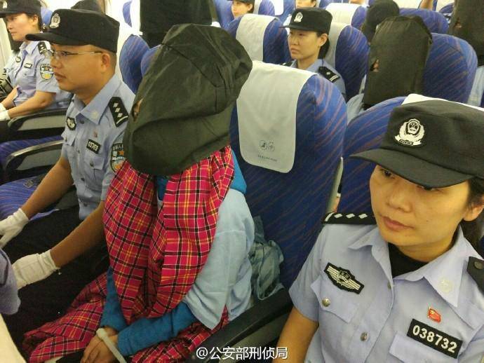 Quarenta suspeitos de cometer fraude de telecomunica??o s?o repatriados do Quênia para a China