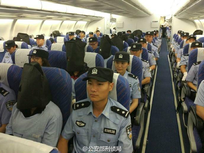 Quarenta suspeitos de cometer fraude de telecomunica??o s?o repatriados do Quênia para a China