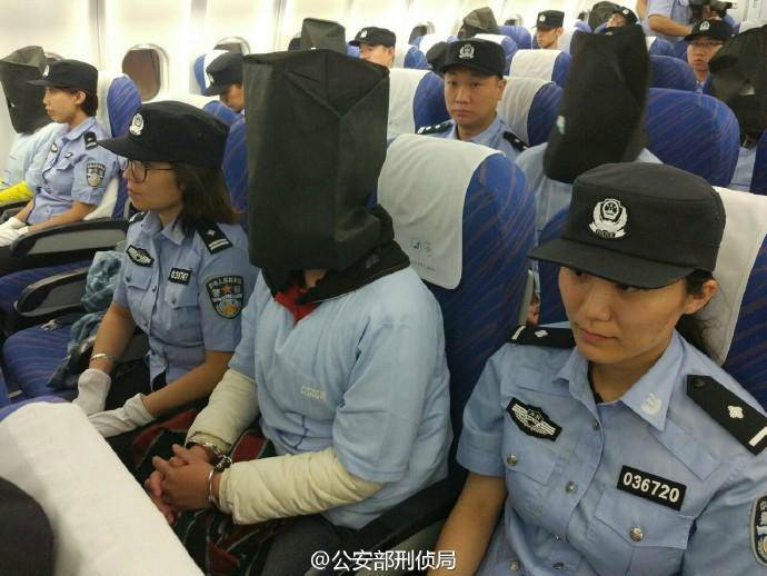 Quarenta suspeitos de cometer fraude de telecomunica??o s?o repatriados do Quênia para a China