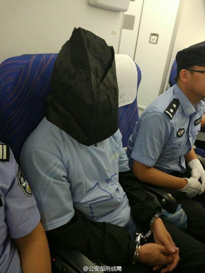 Quarenta suspeitos de cometer fraude de telecomunica??o s?o repatriados do Quênia para a China