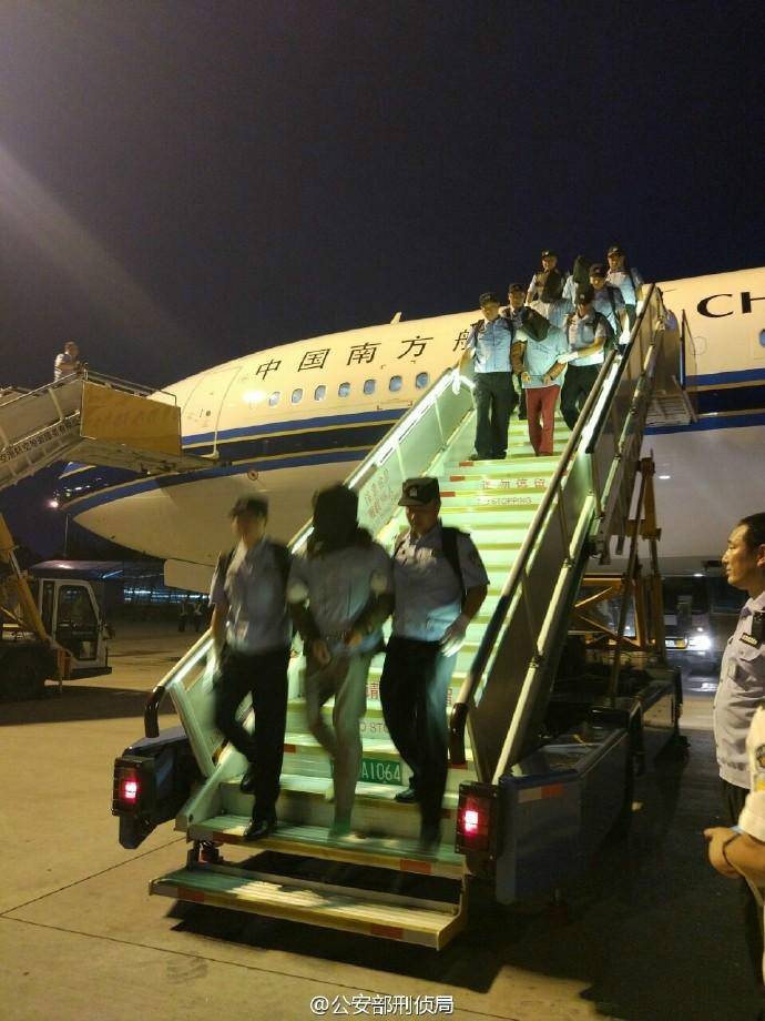 Quarenta suspeitos de cometer fraude de telecomunica??o s?o repatriados do Quênia para a China