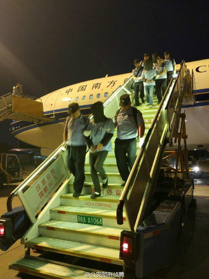 Quarenta suspeitos de cometer fraude de telecomunica??o s?o repatriados do Quênia para a China