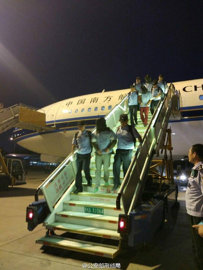 Quarenta suspeitos de cometer fraude de telecomunica??o s?o repatriados do Quênia para a China