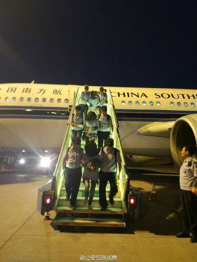 Quarenta suspeitos de cometer fraude de telecomunica??o s?o repatriados do Quênia para a China