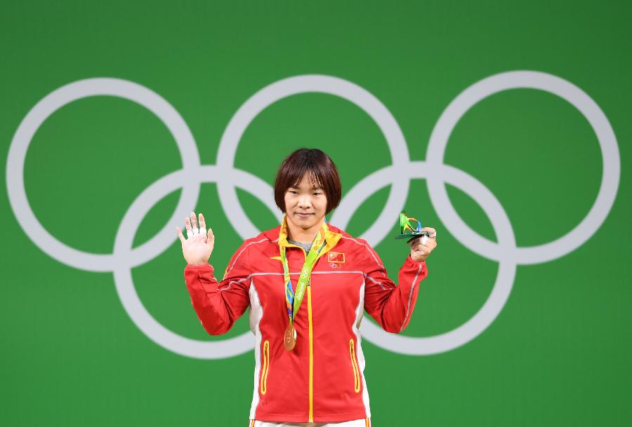 Halterofilista chinesa se recupera de uma pancada na cabe?a e conquista medalha de ouro