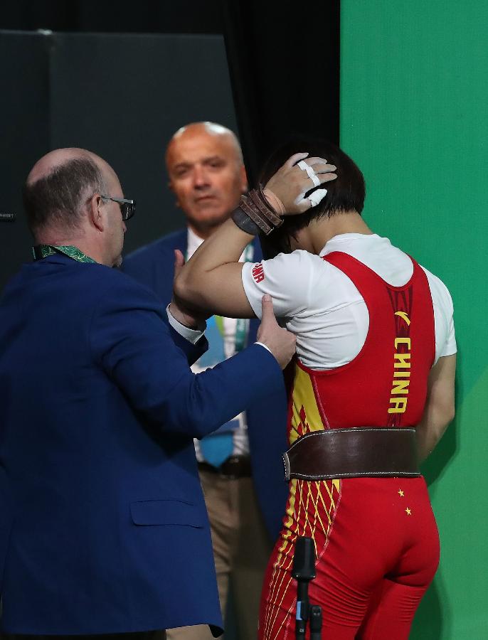 Halterofilista chinesa se recupera de uma pancada na cabe?a e conquista medalha de ouro