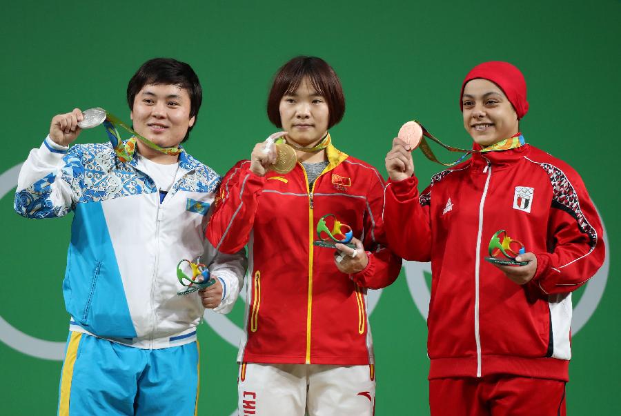 Halterofilista chinesa se recupera de uma pancada na cabe?a e conquista medalha de ouro