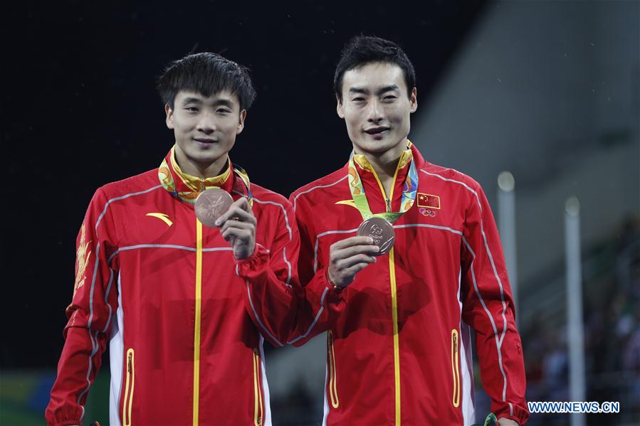 Halterofilista chinesa se recupera de uma pancada na cabe?a e conquista medalha de ouro