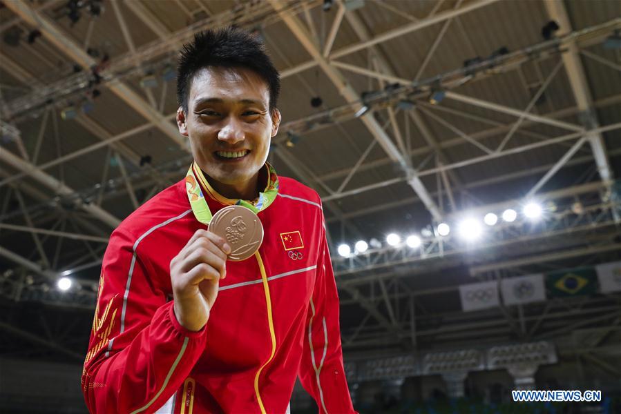 Halterofilista chinesa se recupera de uma pancada na cabe?a e conquista medalha de ouro