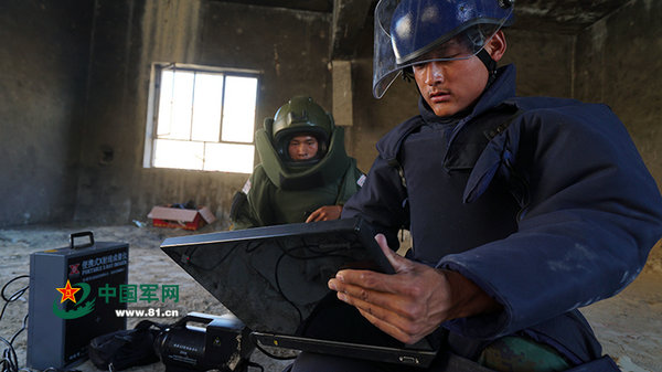 Polícia armada da China realiza exercício antiterrorismo em Xinjiang