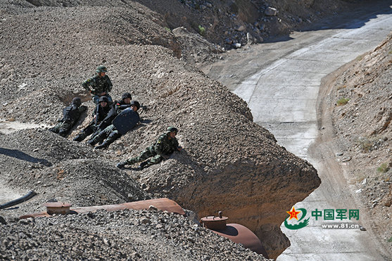 Polícia armada da China realiza exercício antiterrorismo em Xinjiang