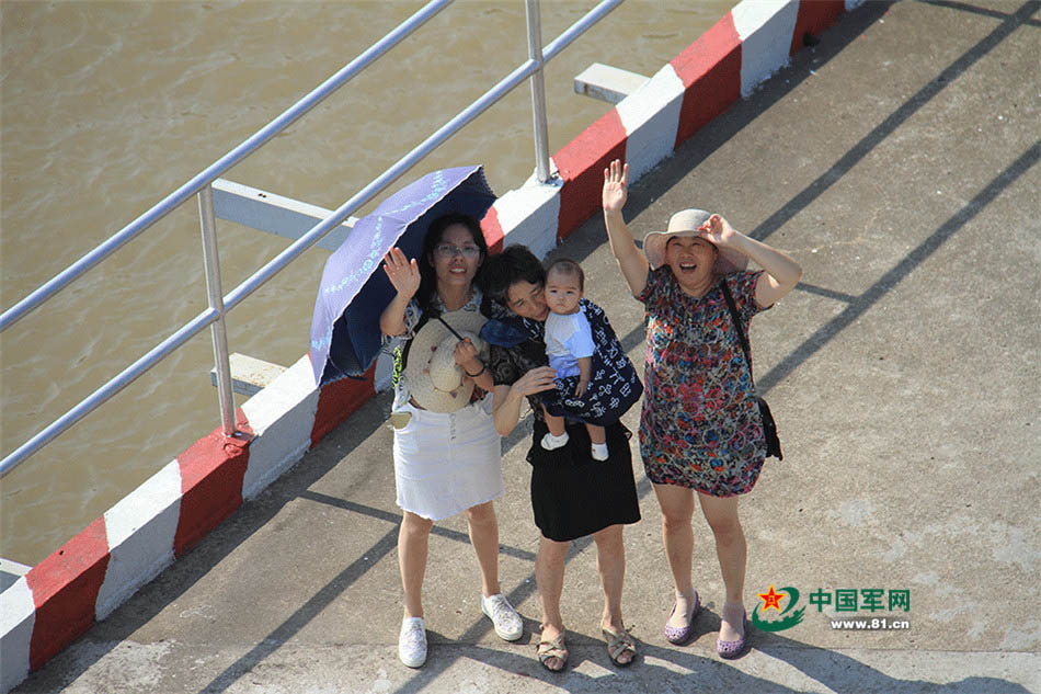 Navios transportadores de foguete zarpam para miss?o do Longa Marcha-5