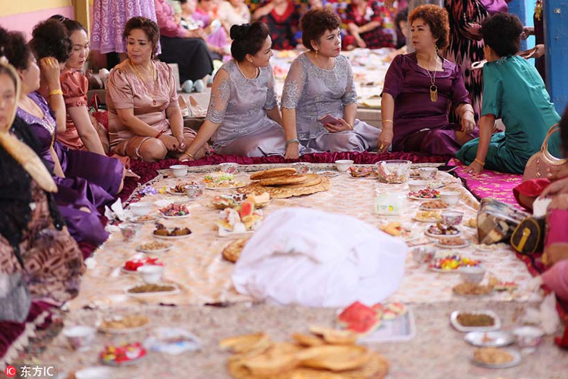 Dan?a, comida e religi?o, tudo sobre um casamento em Xinjiang