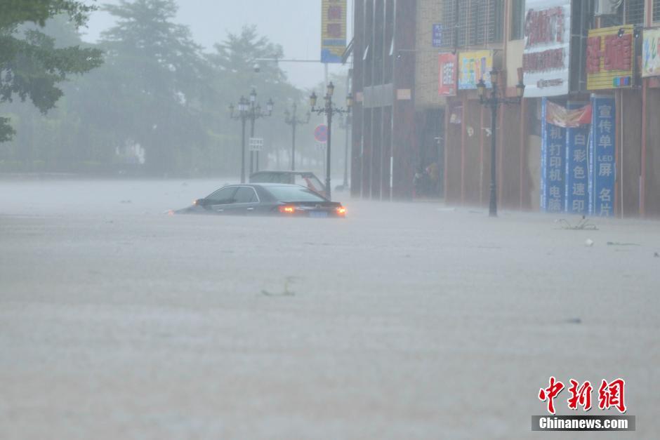 Tuf?o Dianmu chega ao sul da China