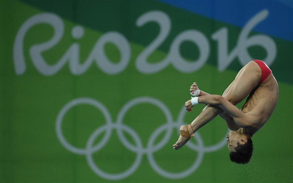 Chinês Chen Aisen é ouro nos saltos ornamentais