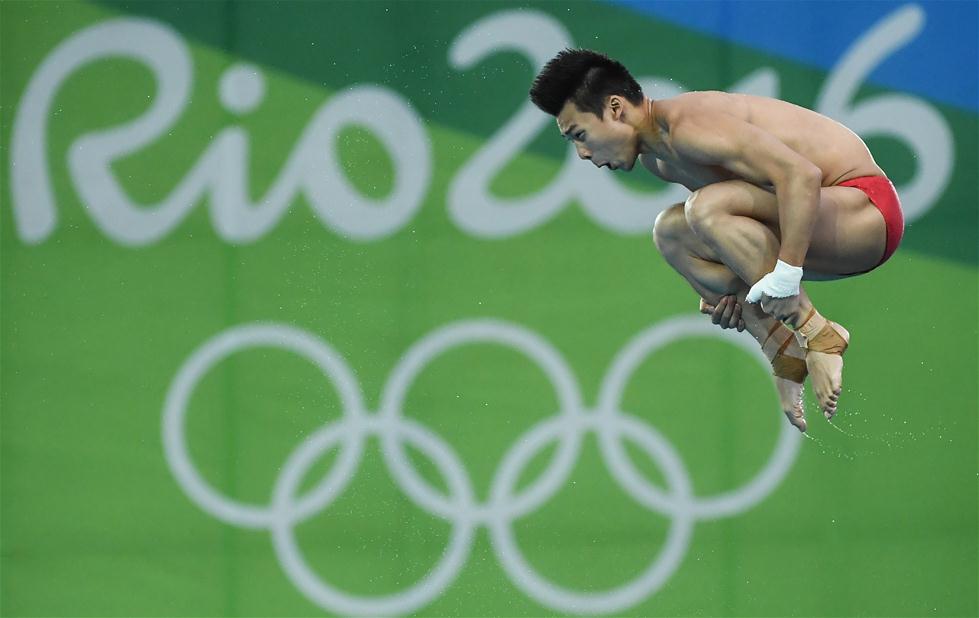 Chinês Chen Aisen é ouro nos saltos ornamentais