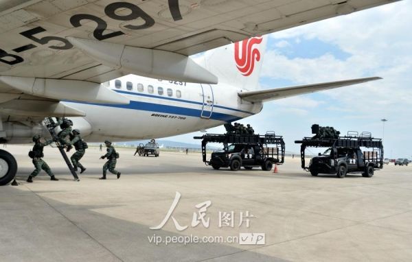 Membros da avia??o civil da China realizam exercício antiterrorista