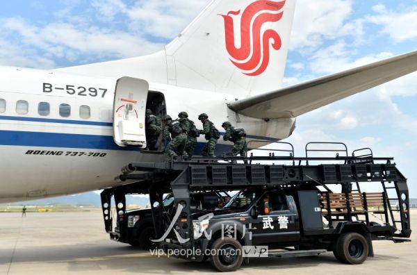 Membros da avia??o civil da China realizam exercício antiterrorista