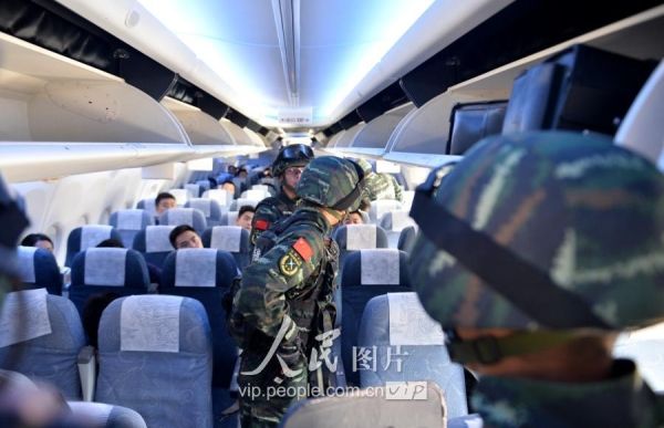 Membros da avia??o civil da China realizam exercício antiterrorista