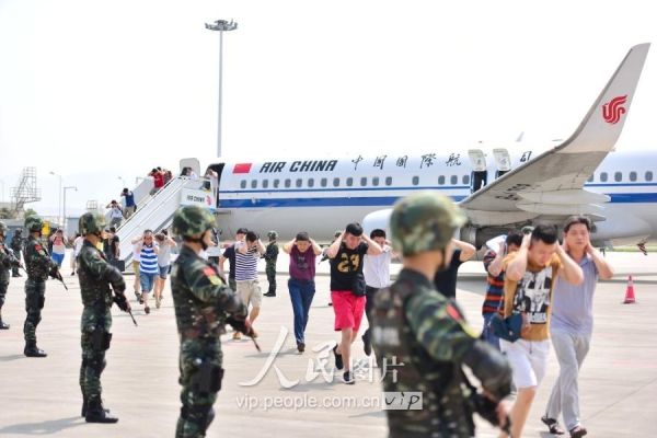 Membros da avia??o civil da China realizam exercício antiterrorista