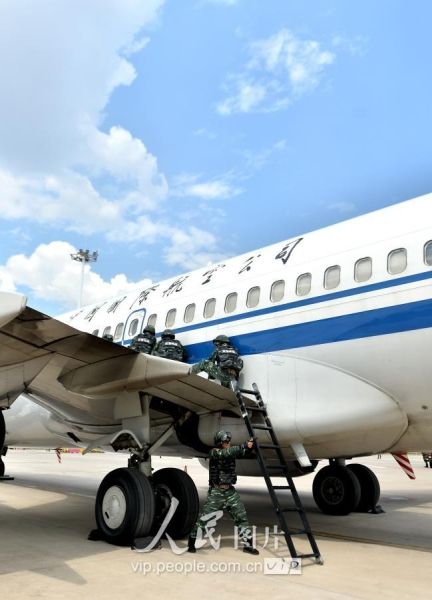 Membros da avia??o civil da China realizam exercício antiterrorista