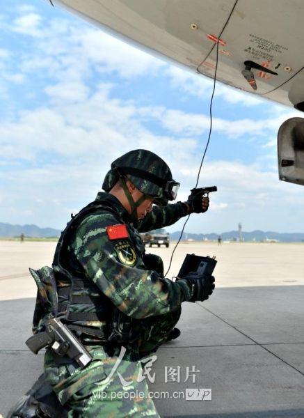 Membros da avia??o civil da China realizam exercício antiterrorista