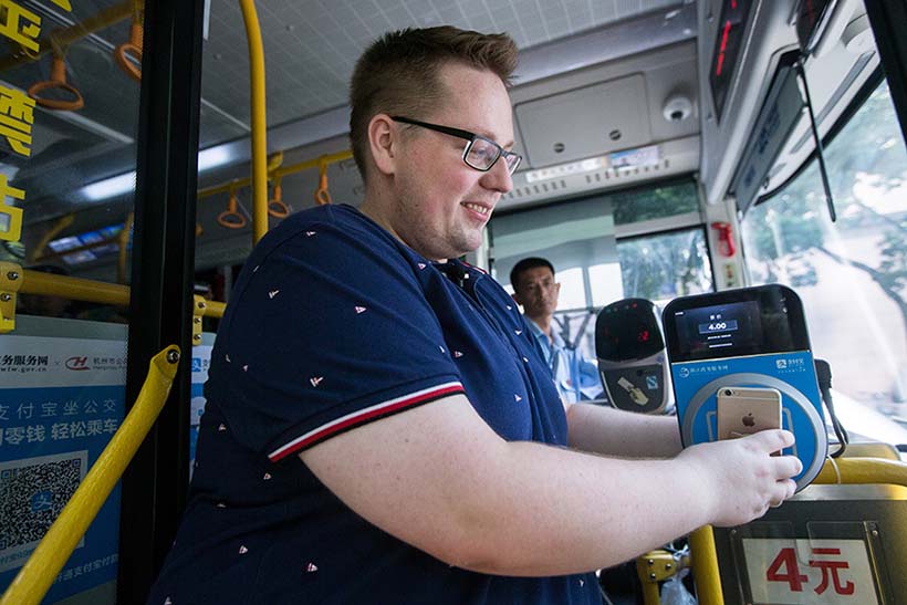 O Futuro está aqui: Estrangeiro viaja sem dinheiro em Hangzhou