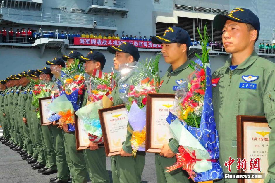 Novos pilotos da Marinha chinesa fazem testes de voo em porta-avi?es